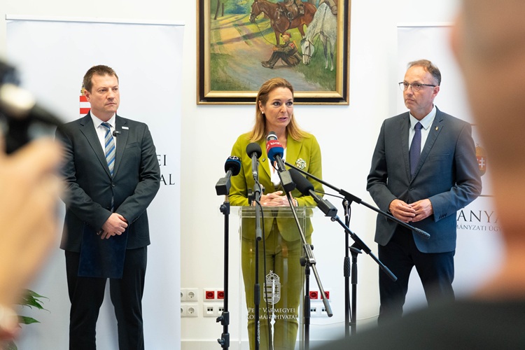 Dr. Juhász Roland, Vitályos Eszter és Dr. Tarnai Richárd
