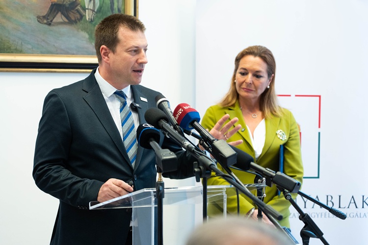 Dr. Juhász Roland és Vitályos Eszter
