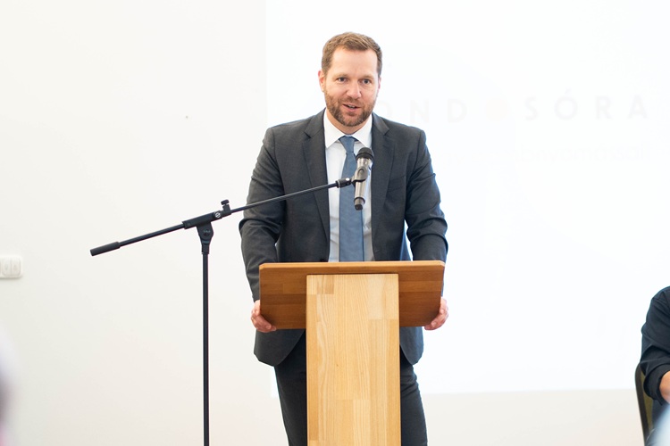dr. Kovács Levente beszédet mond