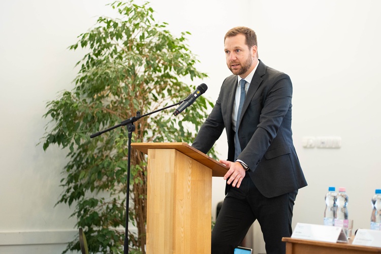 dr. Kovács Levente beszédet mond