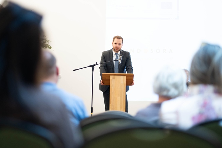 dr. Kovács Levente beszédet mond