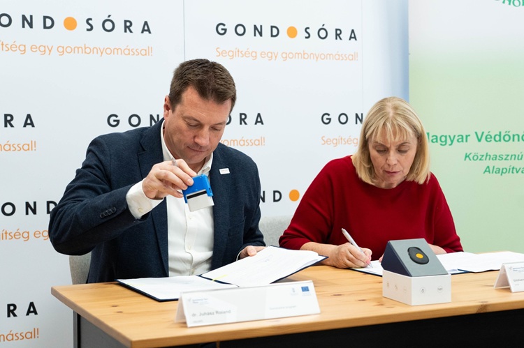 Dr. Juhász Roland és Gitidiszné Gyetván Krisztina a megállapodást írják alá