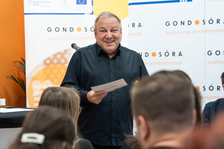 Joó Géza beszéde közben