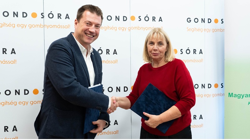 Dr. Juhász Roland és Gitidiszné Gyetván Krisztina kézfogása