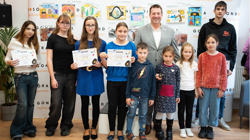 A díjazottak csoportképe