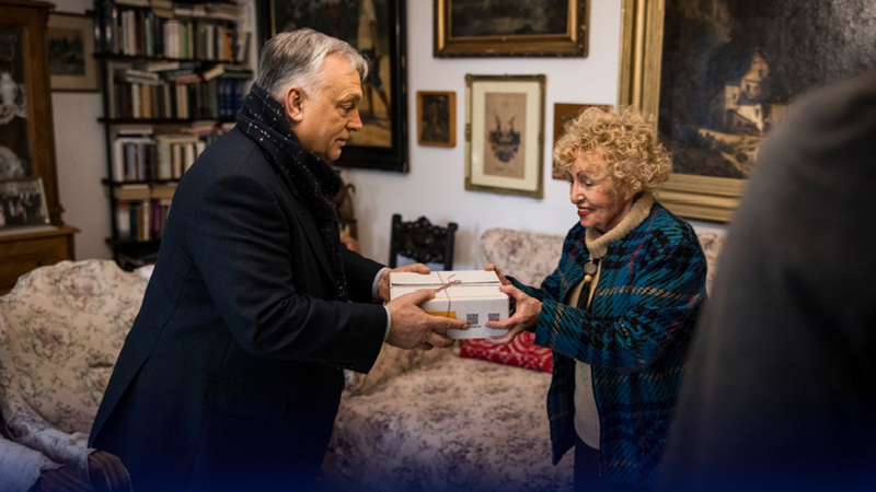 Orbán Viktor miniszterelnök személyesen adja át Ildikó néninek az egymilliomodik Gondosórát