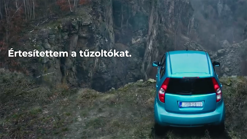 Egy autó áll a szakadék szélén