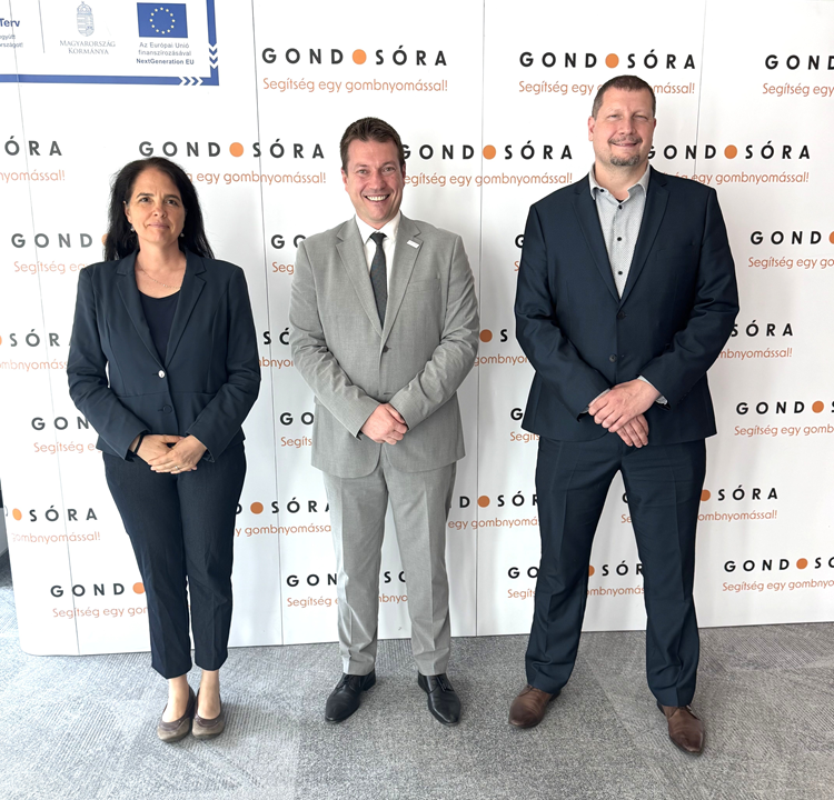 Dr. Kubinyi Enikő helyettes államtitkár asszony, Dr. Juhász Roland a Gondosóra program vezetője és Dr. Horváth Péter, a Tudományos és Technológiai Minisztérium tudománypolitikai és innovációs államtitkára